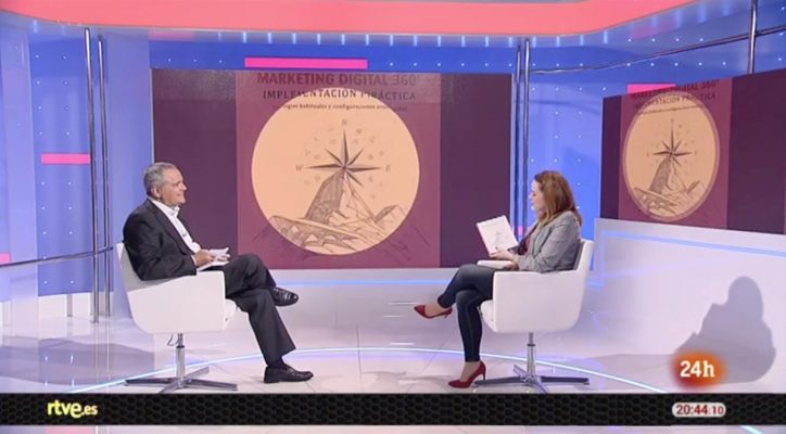 Programa Emprende de RTVE mostrando el libro Marketing Digital 360 de Joseba Ruiz